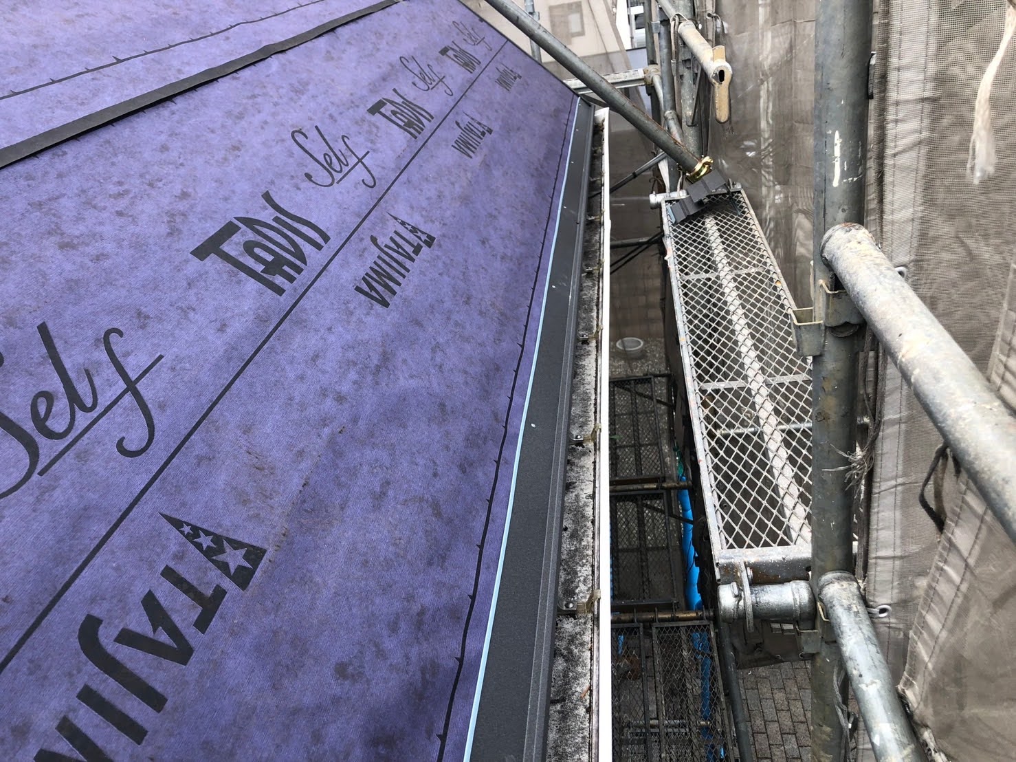 エスジーエス鋼板性の唐草板金を施工